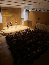 Die vier Musikerinnen auf der Bühne des Ateneu Barcelonès, fotografiert vom hinteren Teil des Raums aus