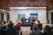 Evento en la Embajada de Alemania con un cuarteto de cuerdas tocando en un escenario frente a una audiencia, en una sala moderna con obras de arte en la pared.