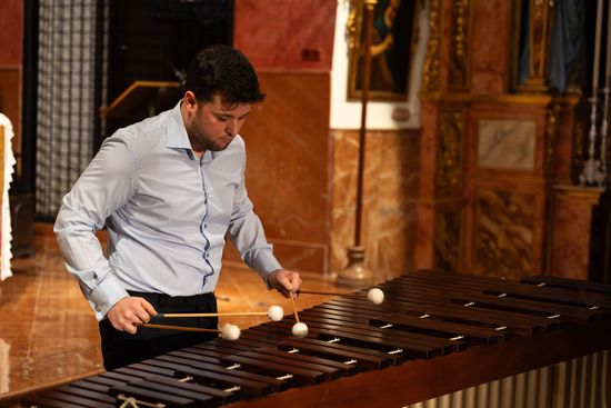 Francisco Anguas tocando la marimba.